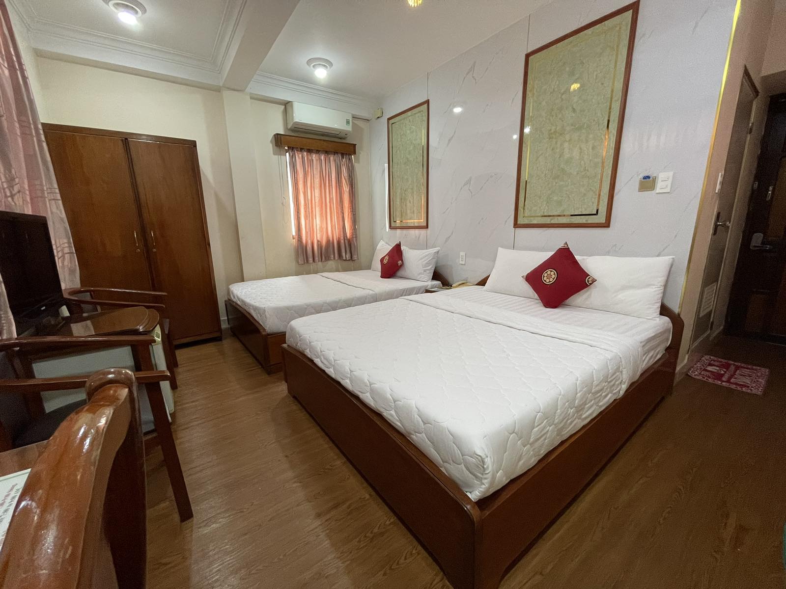 VIP 2 giường 1,4m+1,6m. 2 người. Free ăn sáng, nước, cafe, trà.